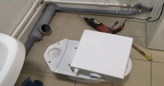 Установка напольного унитаза в Большом Камне: монтаж под ключ от СантехДомБль от 5207 рублей.